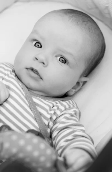Porträt eines niedlichen Babys im Kinderwagen — Stockfoto