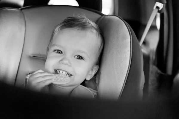 Joyeux tout-petit garçon en voiture — Photo