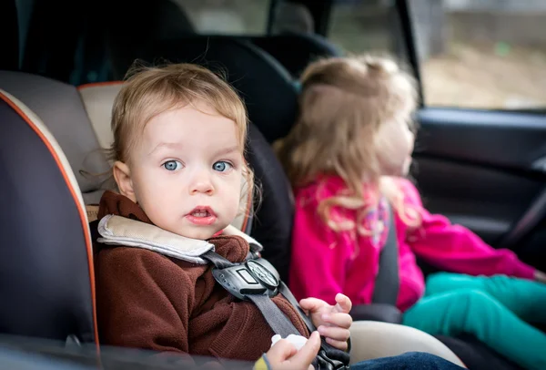 Kleine Kinder im Auto — Stockfoto