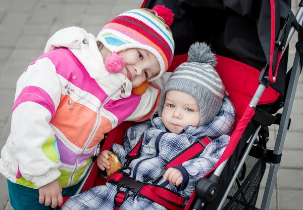 Baby boy and toddler girl — Stock Photo, Image