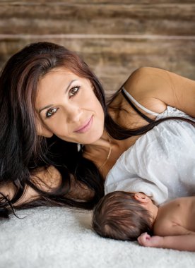Yeni doğmuş bir yalan ile güzel annem