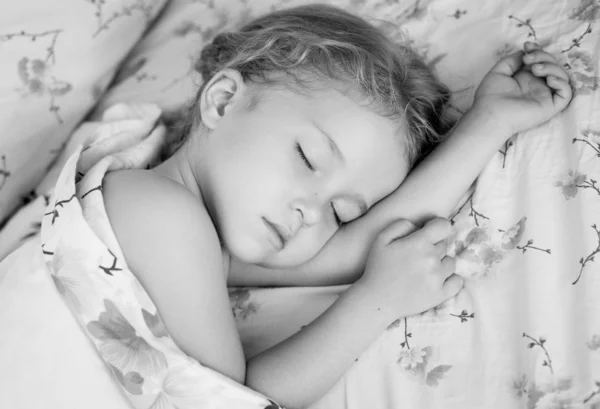 Tout-petit fille dort — Photo