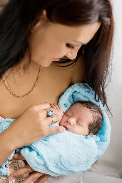 Mère heureuse tenant bébé nouveau-né — Photo