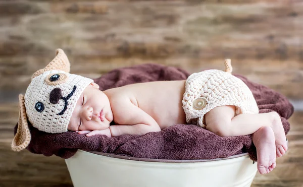 Bonito recém-nascido bebê dorme — Fotografia de Stock