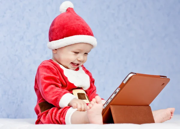 Heureux santa helper bébé garçon avec tablette numérique — Photo