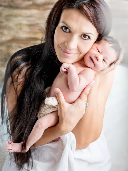 Glückliche attraktive Mutter mit Neugeborenem — Stockfoto