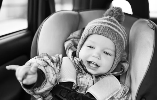 Szczęśliwy toddler chłopiec siedzi w foteliku samochodowym — Zdjęcie stockowe
