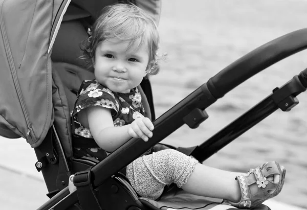 Mutlu Bebek arabasındaki bebek — Stok fotoğraf