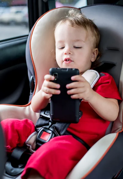 Peuter jongen spelen smartphone — Stockfoto