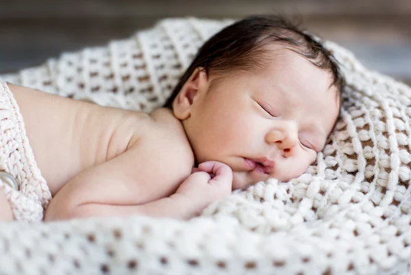 Retrato bonito recém-nascido bebê dormindo — Fotografia de Stock