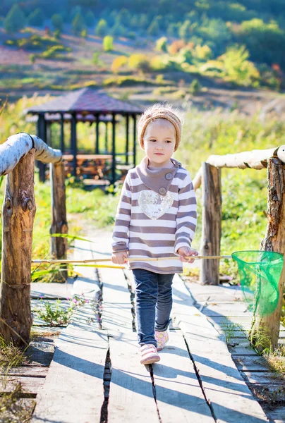 Söt liten flicka på en promenad — Stockfoto