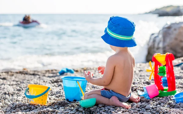 Ładny toddler chłopiec gra — Zdjęcie stockowe