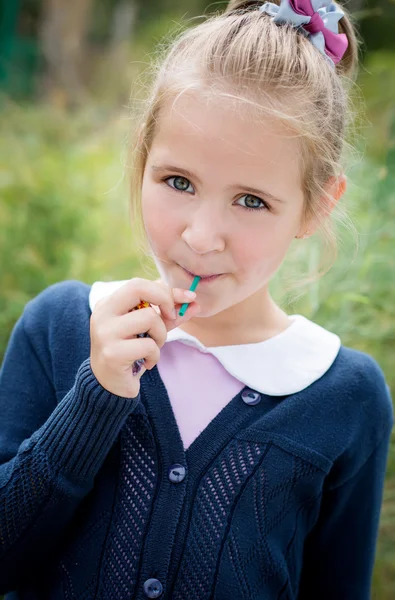 Porträtt av söt flicka med lollipop — Stockfoto