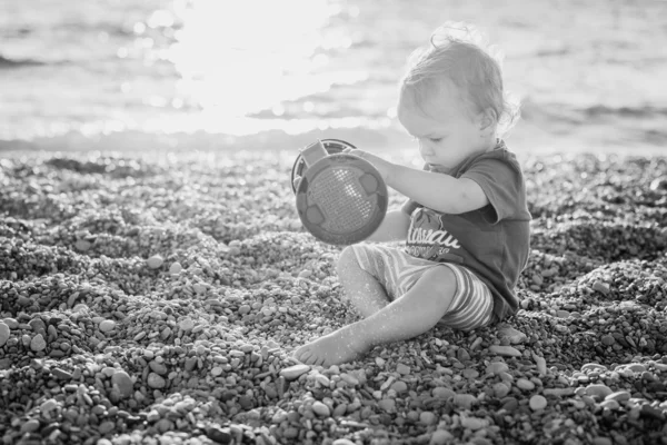 Söta barn pojke spelar på stranden可爱的蹒跚学步的小男孩在沙滩上玩 — Stockfoto