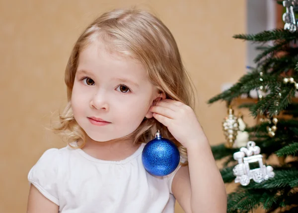 Roztomilá holčička, zdobení vánočního stromku — Stock fotografie