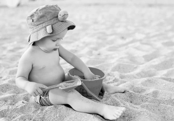 蹒跚学步的小男孩在沙滩上玩 — 图库照片