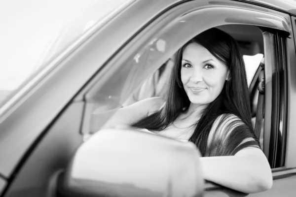 Belle femme conduisant sa voiture — Photo