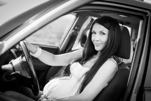 Belle femme enceinte au volant — Photo