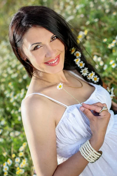 Retrato de mulher morena feliz — Fotografia de Stock