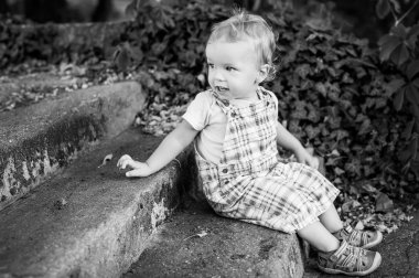 merdivenlerde oturan sevimli yürümeye başlayan çocuk