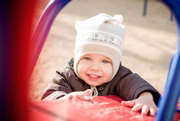 Glad liten pojke spelar — Stockfoto