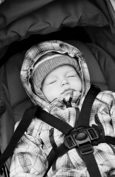 Schattige babyjongen slapen — Stockfoto