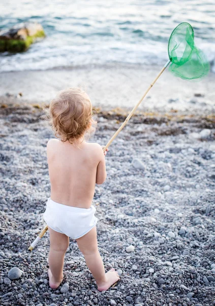 Niño pequeño en la playa —  Fotos de Stock