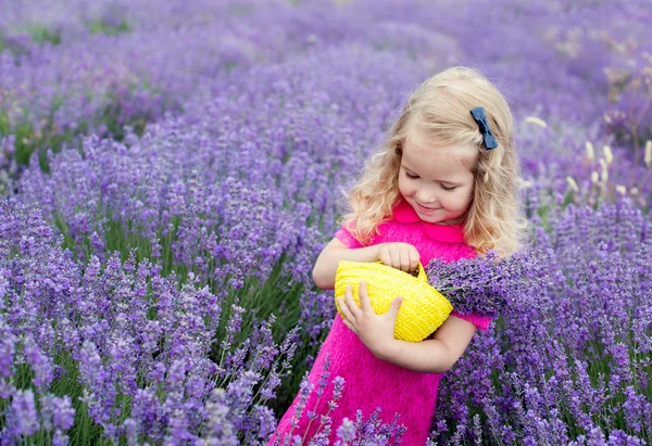 Gelukkig meisje is in een Lavendel veld — Stockfoto