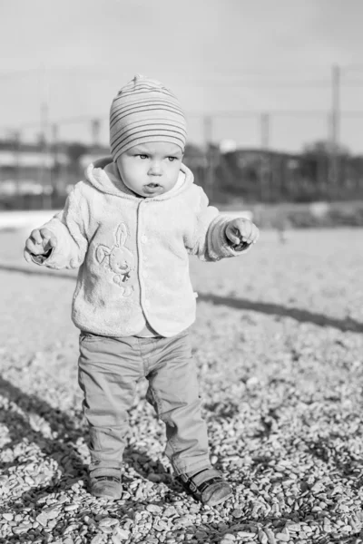 Bambino ragazzo a piedi sulla spiaggia — Foto Stock