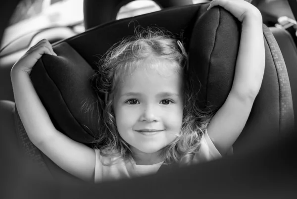 Niña feliz en el coche —  Fotos de Stock