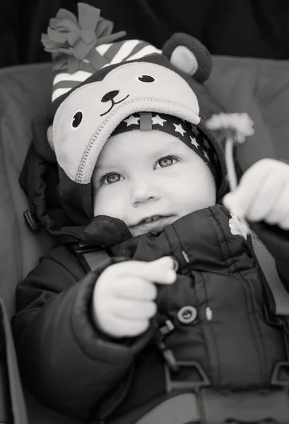 Heureux bébé garçon dans une poussette — Photo