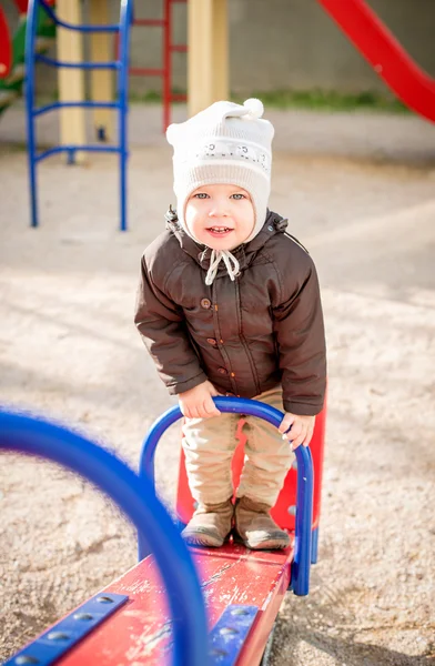 Mutlu küçük çocuk oynuyor — Stok fotoğraf