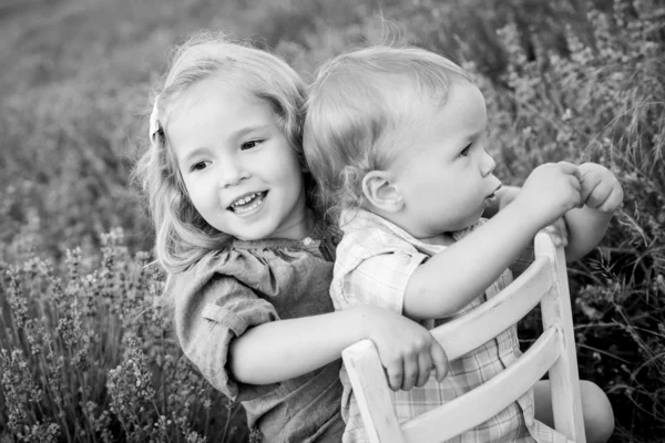Счастливые маленькие брат и сестра играют — стоковое фото