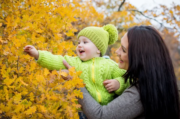 Szczęśliwa mama i toddler chłopiec na spacer — Zdjęcie stockowe