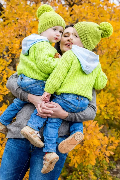 Deux petits frères et mère en promenade — Photo