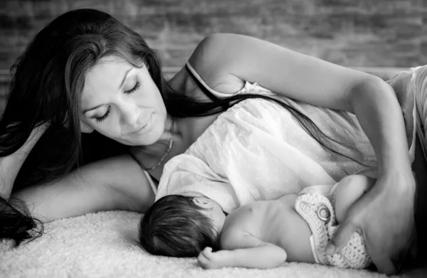 Hermosa madre alimentando a su recién nacido — Foto de Stock