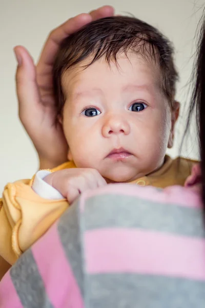 Novorozené dítě v náručí — Stock fotografie