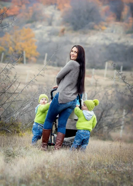 Glad mamma med små barn — Stockfoto