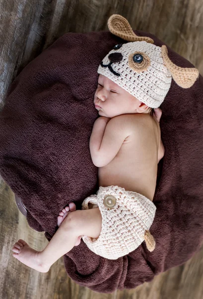 Lindo bebé recién nacido duerme en un sombrero de punto — Foto de Stock