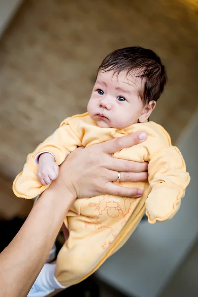 Pasgeboren baby in de armen — Stockfoto