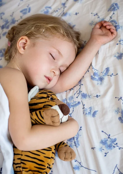 Niño linda chica durmiendo — Foto de Stock