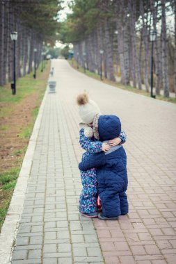 Küçük kardeş onun bebek kardeşi hugs
