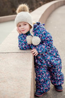 Bir kış yürüyüş için sevimli küçük kız