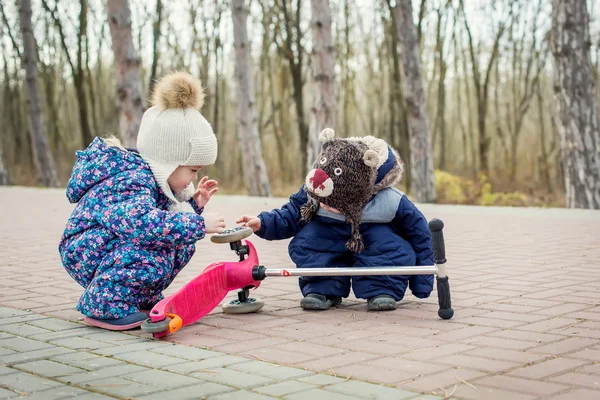 Peuter broer en zus voor een wandeling — Stockfoto