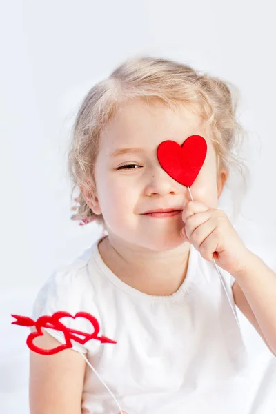 小女孩玩一颗红色的心 — 图库照片
