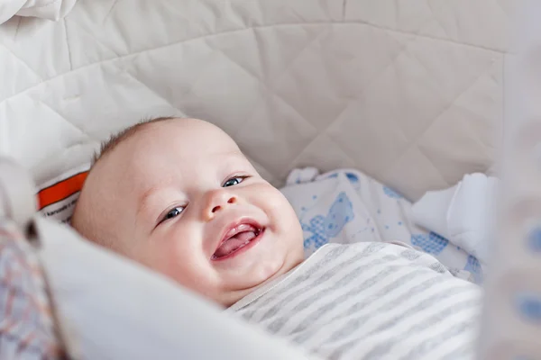 Söt baby leende titta på kameran — Stockfoto