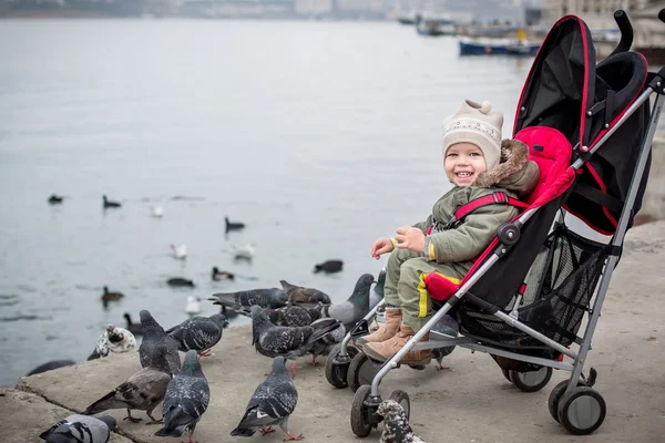 Kleinkind lacht Baby im Kinderwagen — Stockfoto