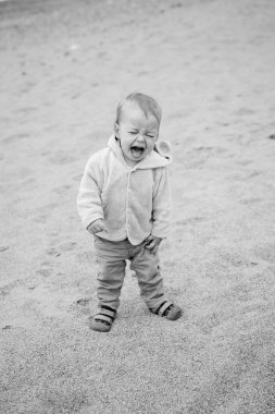 Komik toddler bebek çığlıkları açık havada