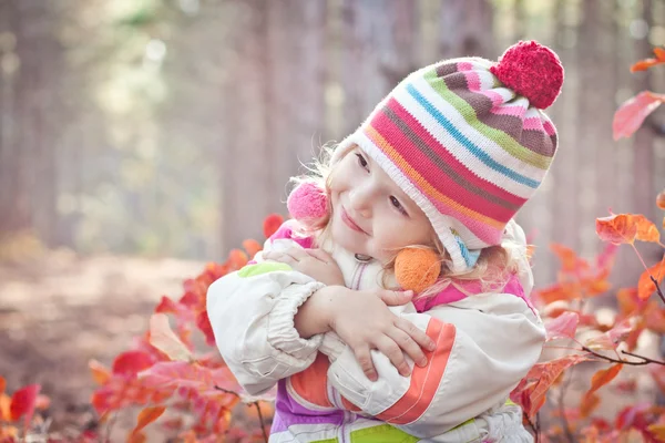 Az erdőben aranyos kisgyermek lány portréja — Stock Fotó