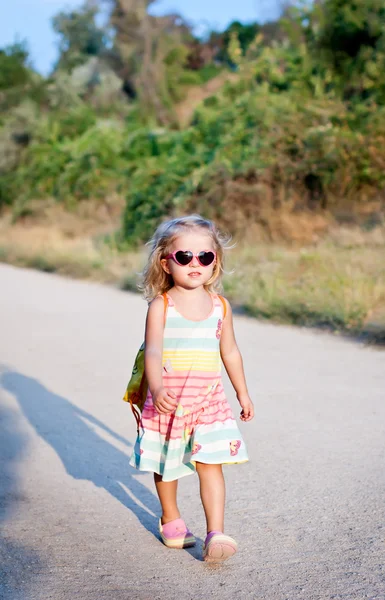 Niño lindo niña en gafas — Foto de Stock